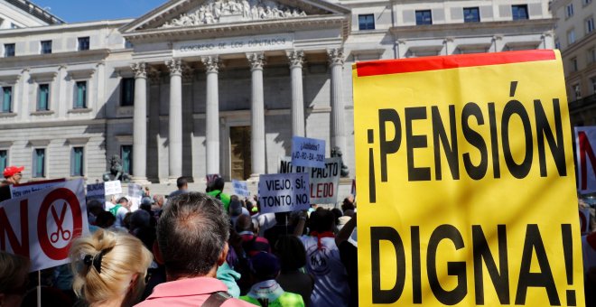 Manifestación pensionistas delante del Congreso. EFE