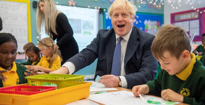 Boris Johnson visita una escuela británica. REUTERS/Paul Grover.