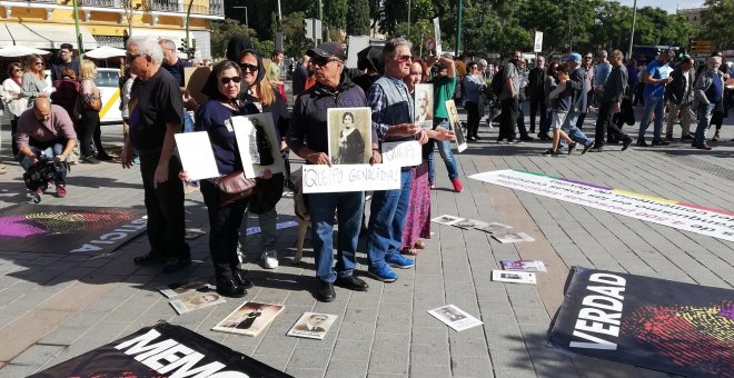 Grupo de personas concentradas delante de la Basílica de la Macarena.