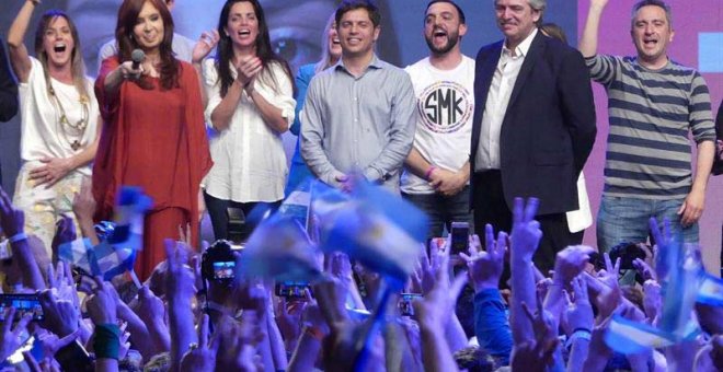 El peronista Alberto Fernández (2d), virtual presidente electo de Argentina tras ganar en primera vuelta las elecciones, y su fórmula a la Vicepresidencia de Argentina, la expresidenta argentina Cristina Fernández (2i), celebran ante miles de sus simpatiz