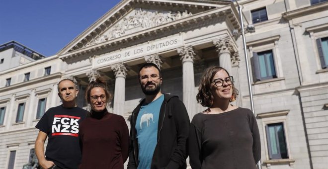 Los miembros de la CUP de izquierda a derecha: Francesc Gabarrell , Mireia Vehí, Albert Botran y Eulàlia Reguant posan frente al Congreso de los Diputados