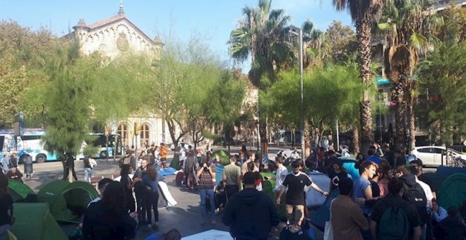 Estudiantes inician una acampada indefinida en plaza Universitat de Barcelona contra la "represión". EUROPA PRESS