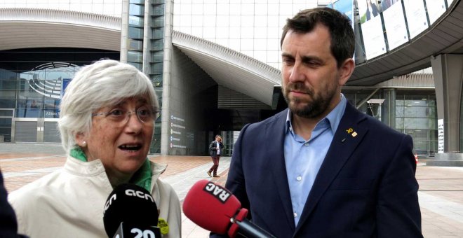 Los exconsellers Clara Ponsatí y Antoni Comín realizan declaraciones a la prensa en Brusela. EFE/Aída Sanchez Alonso/Archivo