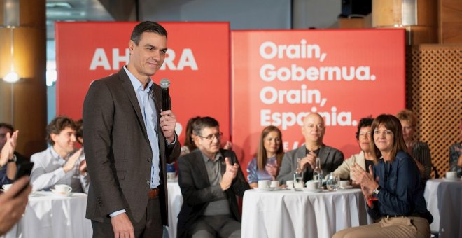 El Presidente del gobierno en funciones, Pedro Sánchez, y la secretaria general de los socialistas vascos, Idoia Mendia (d), durante su intervención en el desayuno informativo que ha mantenido en Vitoria . EFE/ADRIÁN RUIZ DE HIERRO