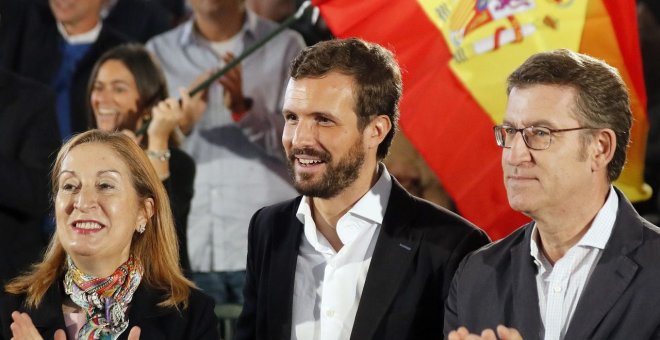 El presidente del Partido Popular, Pablo Casado, junto al presidente de la Xunta, Alberto Núñez Feijóo, y la candidata al Cogreso Ana Pastor, al comienzo del acto político dentro de la campaña electoral para las elecciones generales, esta mañana en la lo