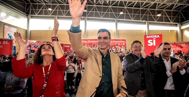 02/11/2019.- El secretario general del PSOE y presidente del Gobierno en funciones, Pedro Sánchez (2i), junto al secretario general del PSPV y presidente de la Generalitat, Ximo Puig (2d), la secretaria provincial, Mercedes Caballero (i) y el alcalde de M