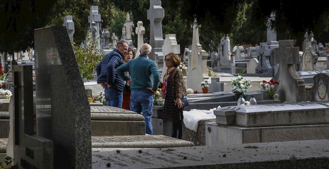 Varias personas en el  cementerio de La Almudena, en Madrid, el Día de Difuntos. EFE/Paco Campos