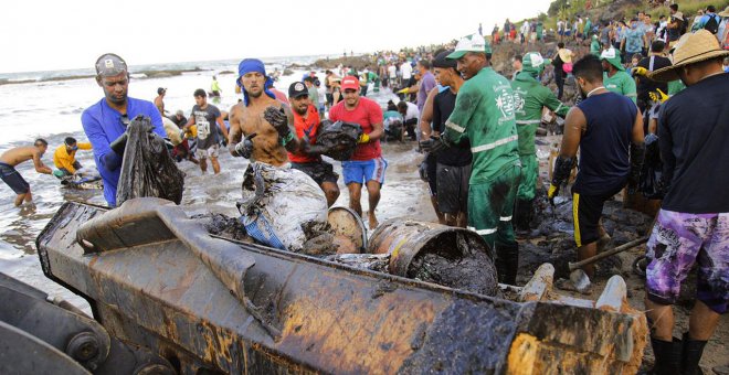 Limpieza de residuos de fuel en el Cabo São Agostinho (Pernambuco)./GILBERTO CRISPIM/ FOTOS PÚBLICAS. 22/10/19