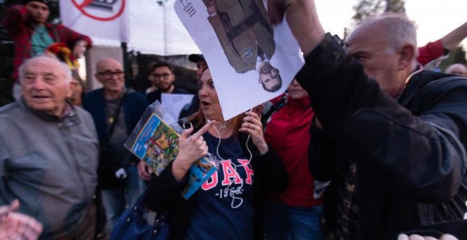 Un grupo de independentistas que protesta contra la presencia del rey en Barcelona ha bloqueado el paso hacia el Palacio de Congresos. /EFE