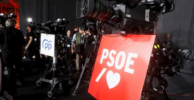 Varias personas trabajan en los preparativos del único debate electoral en el que participarán todos los candidatos a la presidencia del Gobierno, Pedro Sánchez, Pablo Casado, Albert Rivera, Pablo Iglesias y Santiago Abascal, organizado por la Academia de