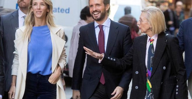 Rosa Díez, a la derecha de la imagen, en Barcelona con Pablo Casado y Cayetana Álvarez de Toledo.(MARTA PÉREZ | EFE)