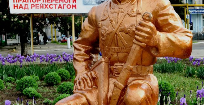 La estatua de Néstor Majnó, en Guliai Pole, galvanizada y dorada, ha reemplazado a la de Lenin. / Ferrán Barber