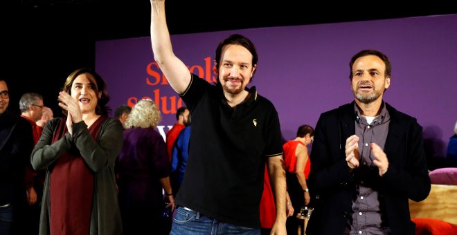 El candidato de Unidas Podemos a la Moncloa, Pablo Iglesias (c), participa este miércoles en el mitin central de campaña de los comunes en Barcelona, junto a la alcaldesa de la ciudad, Ada Colau (i), y el cabeza de lista de En Comú Podem al Congreso, Jaum