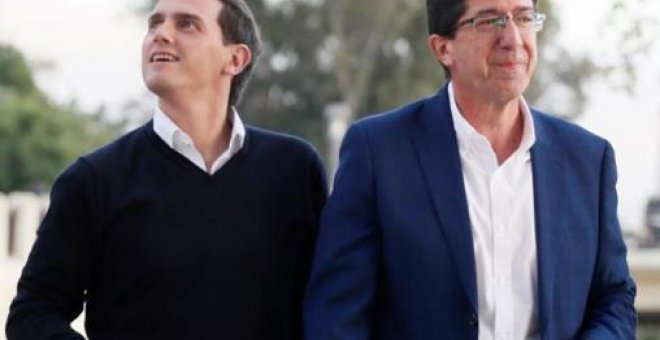 El presidente de Ciudadanos y candidato a la presidencia del Gobierno, Albert Rivera (D), junto al vicepresidente de la Junta de Andalucía, Juan Marín, caminan hacia el barco donde han realizado un acto con simpatizantes y compañeros de partido, durante u