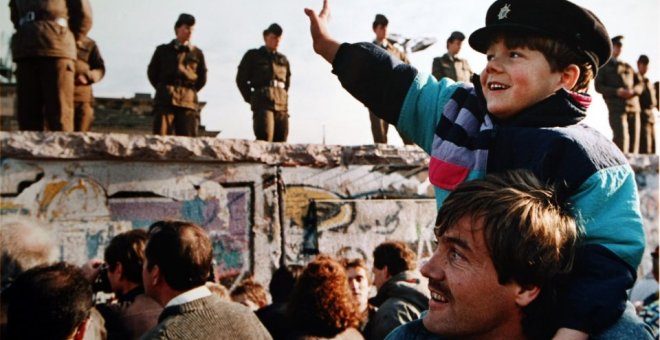 Imagen del 9 de noviembre de 1989, cuando el Muro de Berlín levantó las fronteras, lo que supuso la caída de la RDA y el principio del final de la Guerra Fría.