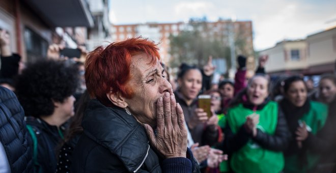 Carmen Arnedo agradece a los vecinos y activistas el apoyo que ha permitido paralizar si fecha su desahucio en Alcorcón.-JAIRO VARGAS