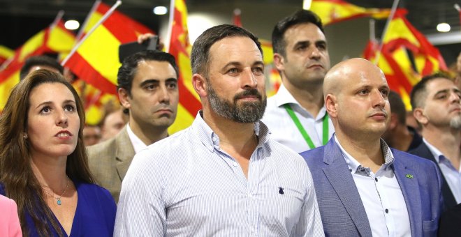 17/10/2019.- cto público de Vox. En la imagen, el presidente de Vox, Santiago Abascal (c), junto a la candidata de Vox al Congreso, Rocío de Meer (i); y el diputado de Vox, Rodrigo Alonso. En Aguadulce (Almería, España), a 17 de octubre de 2019.