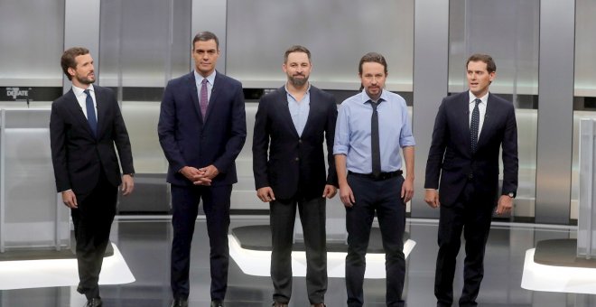 Los candidatos a la presidencia del Gobierno (i-d) Pablo Casado, Pedro Sánchez, Santiago Abascal, Pablo Iglesias y Albert Rivera, momentos antes de comenzar el debate electoral celebrado el pasado lunes. EFE/Juan Carlos Hidalgo