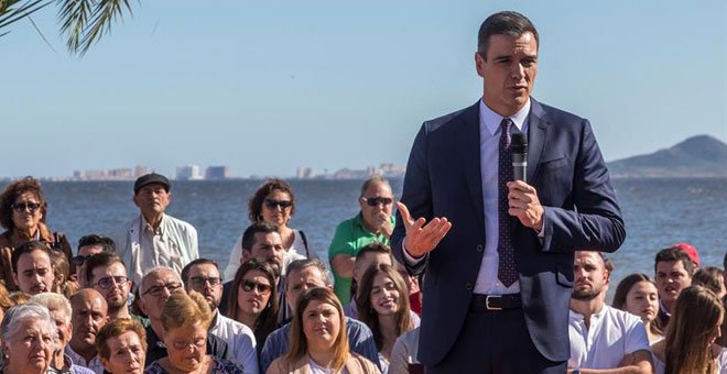 Pedro Sánchez, en un hostal balneario de Los Alcázares. / CRISTÓBAL OSETE (EFE)