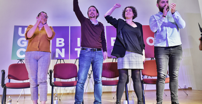 Pablo Iglesias con los candidatos de Unidas Podemos al Congreso por Toledo, Teresa Arévalo y Daniel Velasco, y la concejala en el Ayuntamiento de Toledo Olga Ávalos, en el penúltimo mitin de la campaña del 10-N. / Podemos - Daniel Gago