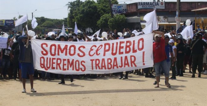 08/11/2019.- Grupos de manifestantes afines al presidente boliviano, Evo Morales, se manifiestan frente a la Policía Boliviana, que protege una refinería para evitar que detractores del mandatario del país bloqueen el envío de combustible al interior, es