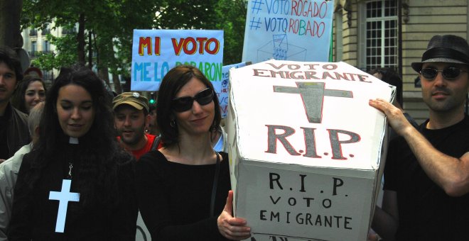 Imagen de archivo de una movilización de Marea Granate para denunciar las dificultades del voto rogado. MAREA GRANATE