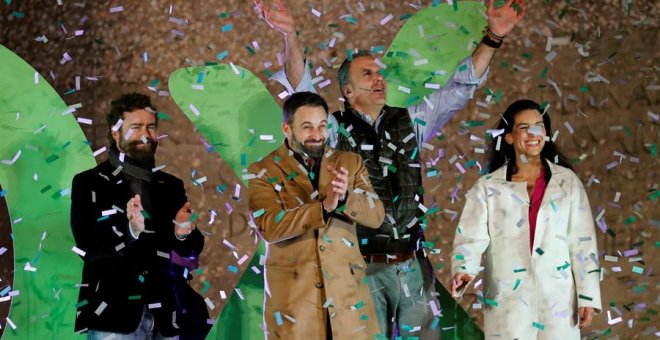 El líder de Vox, Santiago Abascal (2i), junto al portavoz parlamentario, Iván Espinosa de los Monteros (i), el secretario general de la agrupación, Javier Ortega Smith (2d), y la portavoz de Vox en la Asamblea de Madrid, Rocío Monasterio, este viernes, du