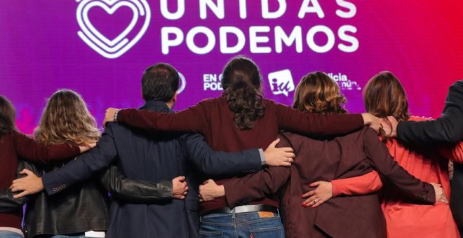 El líder de Unidas Podemos, Pablo Iglesias (c); el coordinador general de Izquierda Unida y cabeza de lista de Unidas Podemos al Congreso por Málaga, Alberto Garzón (2i); y la alcaldesa de Barcelona, Ada Colau (2d), intervienen en el acto de cierre de cam