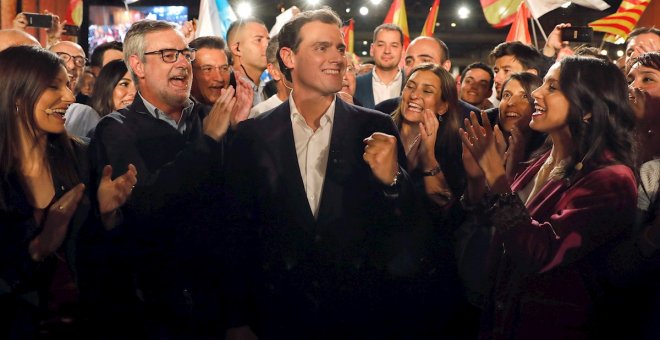 08/11/2019.- El presidente de Ciudadanos y candidato a la Moncloa, Albert Rivera, junto a la cabeza de lista del partido al Congreso por Barcelona, Inés Arrimadas y la líder de la formación naranja en Catalunya, Lorena Roldán, durante el mitin final de c