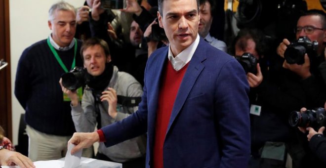 El presidente del Goibierno en funciones y candidato del PSOE a la presidencia del Gobierno, Pedro Sánchez, ejerce su derecho al voto en el colegio electoral instalado en el centro cultural Volturno. 37 millones de españoles con derecho a voto están llam