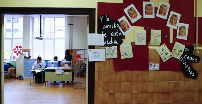 Aspecto que presenta un colegio electoral de Oviedo a primera hora de la mañana. EFE/ J.L. Cereijido