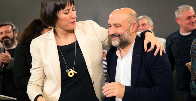 La portavoz nacional del BNG, Ana Pontón, junto al cabeza de lista al congreso por A Coruña, Nestor Rego, celebran los resultados electorales del 10N, en el que han conseguido un escaño. EFE/Óscar Corral