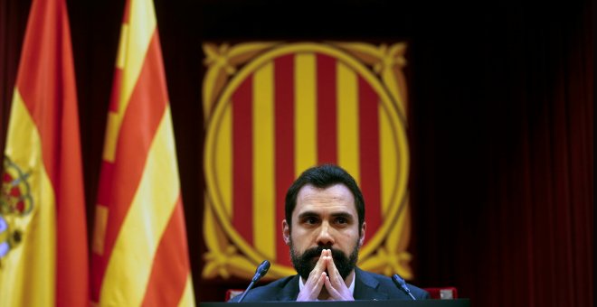 El presidente del Parlament de Catalunya, Roger Torrent, preside la sesión plenaria de la cámara catalana que este martes vota una moción de la CUP sobre la autodeterminación./ Quique García (EFE)