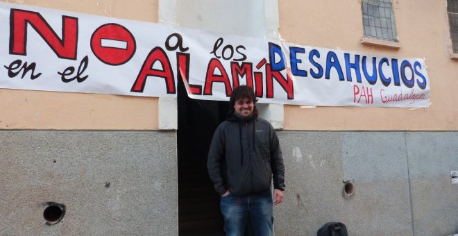 Diego Catriel Herchhoren, en el edificio de su vivienda, tras la suspensión de su desahucio. M.D.