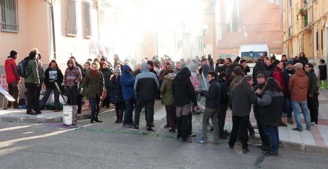 12/11/2019.- Decenas de personas concentradas para evitar el desahucio de la vivienda de Diego Catriel, en Guadalajara./ María Duarte