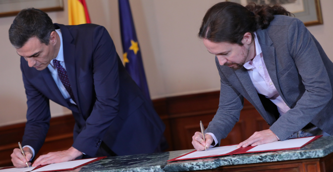 Pedro Sánchez y Pablo Iglesias en la firma del preacuerdo sobre el Gobierno de coalición - Jesús Hellín / Europa Press