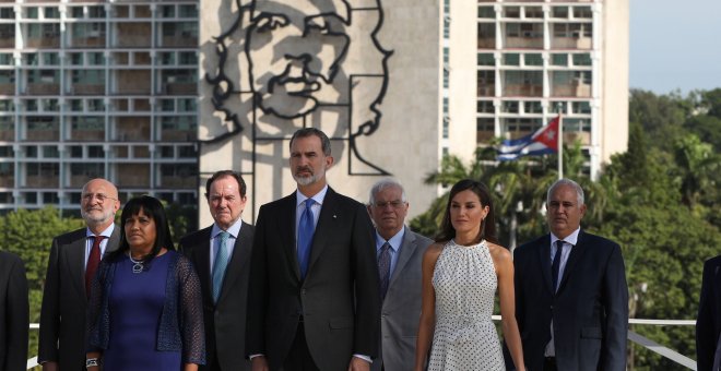 Los monarcas españoles con la mítica silueta del rostro del Che Guevara de fondo en la Plaza de la Revolución. / Reuters