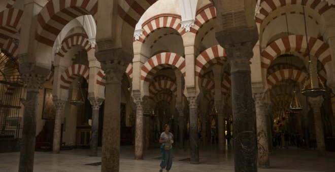 Una turista visita la Mezquita de Córdoba. AFP/Jorge Guerrero