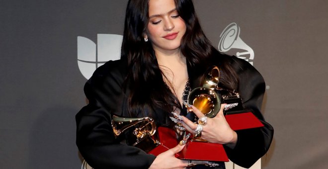 Rosalía posa con alguno de sus premios. (EFE)