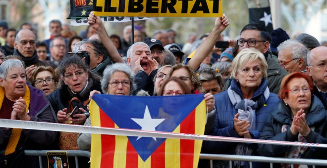 18/11/2019 - Manifestantes frente al TSJCat, donde Quim Torra se sienta en el banquillo acusado de un delito de desobediencia. / REUTERS - ENRIQUE CALVO