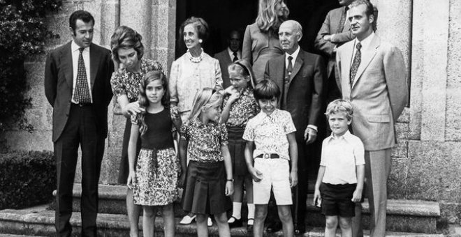 La familia Franco y los entonces príncipes de España con sus hijos en la puerta del pazo de Meirás EFE