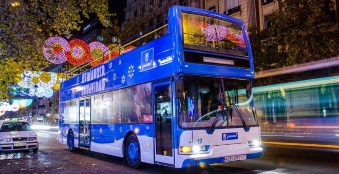 Un autobús de Naviluz, cuando estaba gestionado por la EMT, por el centro de Madrid.