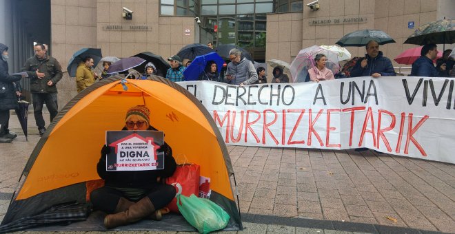 Imagen de una protesta realizada por colectivos sociales contra los desahucios en Barakaldo. BERRI OTXOAK