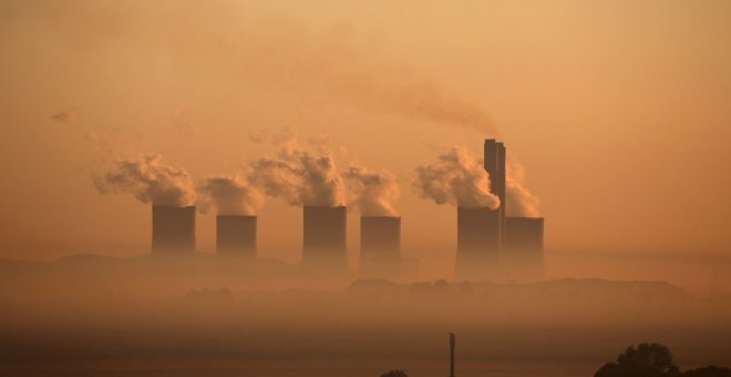 El vapor se eleva al amanecer desde la central eléctrica Lethabo, una central eléctrica a carbón propiedad de la empresa estatal de energía ESKOM, cerca de Sasolburg, Sudáfrica./ REUTERS