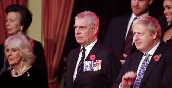 09/11/2019 - El príncipe Andrés de Inglaterra y el primer ministro, Boris Johnson, en el Festival de la Royal British Legion of Remembrance en Londres. / REUTERS (Chris Jackson)