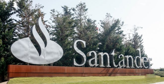 Cartel del Banco Santander a la entrada de su Ciudad Financiera, en la localidad madrileña de Boadilla del Monte. E.P./Ricardo Rubio