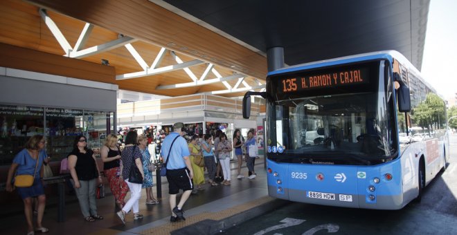 Varias personas se suben a un autobús de la EMT en Madrid. E.P./Eduardo Parra