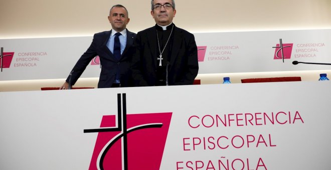 El secretario general de la Conferencia Episcopal , Luis Argüello, y el vicesecretario para asuntos económicos, Fernando Giménez Barriocanal, durante la rueda de prensa tras la reunión de la Asamblea Plenaria. EFE/David Fernández