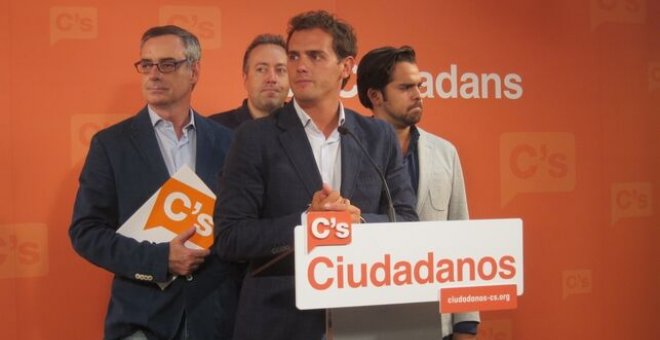 El exlíder de Ciudadanos, Albert Rivera, en el centro de la imagen junto al secretario general, José Manuel Villegas (i), el secretario de comunicación, Fernando de Páramo (d) y el exportavoz Juan Carlos Girauta (fondo).