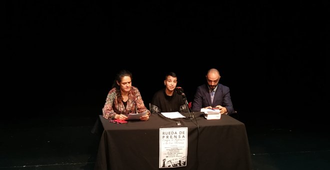 Álex Martínez, uno de los acusados, sentado entre Marta González, del colectivo Madres contra la represión (d), y el abogado Ertlanz Ibarrondo (i), el abogado defensor, en la rueda de prensa ofrecida en Madrid.